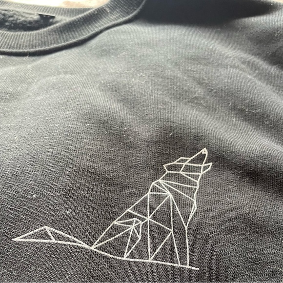 Cozy slightly oversized black sweatshirt with geometric wolf - Picture 2 of 3